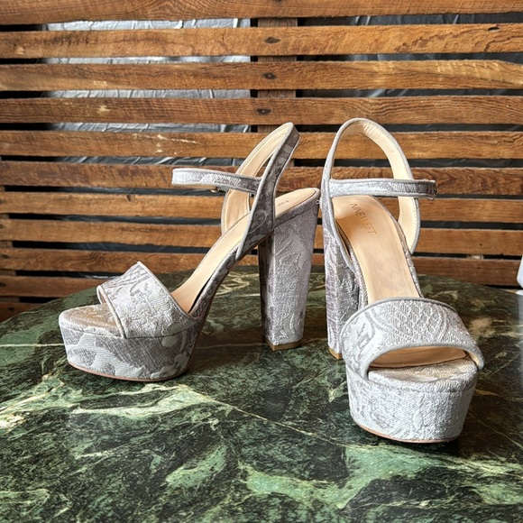 Nine West grey/silver platform tapestry sandals. Comfortable! 8.5 NW7CARNATION - Picture 3 of 10
